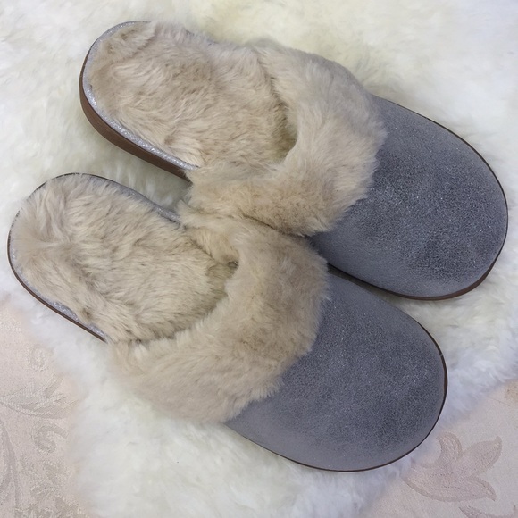 Lands’ End Silver Furry Scuff Slippers.18220 - Picture 2 of 4